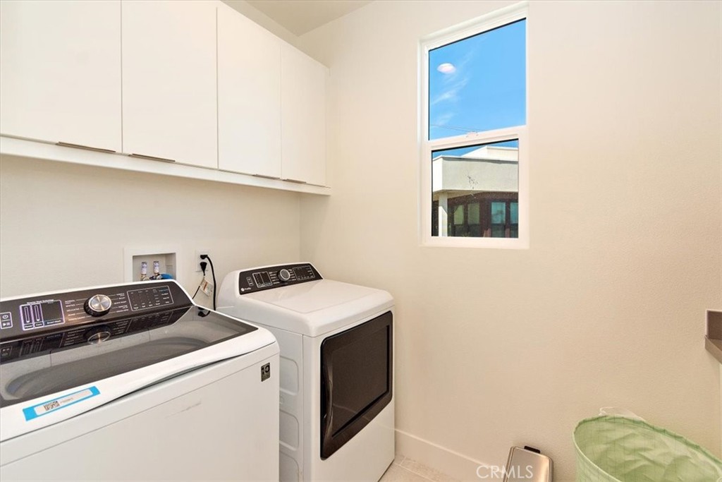 1030 Harbor Boulevard Oxnard, CA 93035 - Photo 28 of 40 a utility room with dryer and washer