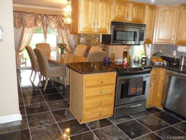 3443 15 Mile Road Sterling Heights, MI 48310 - Photo 8 of 25 Gorgeous completely remod. kitch