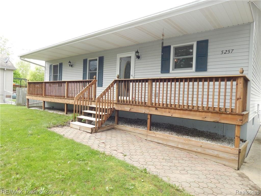 5257 East Carpenter Road Flint, MI 48506 - Photo 2 of 35
