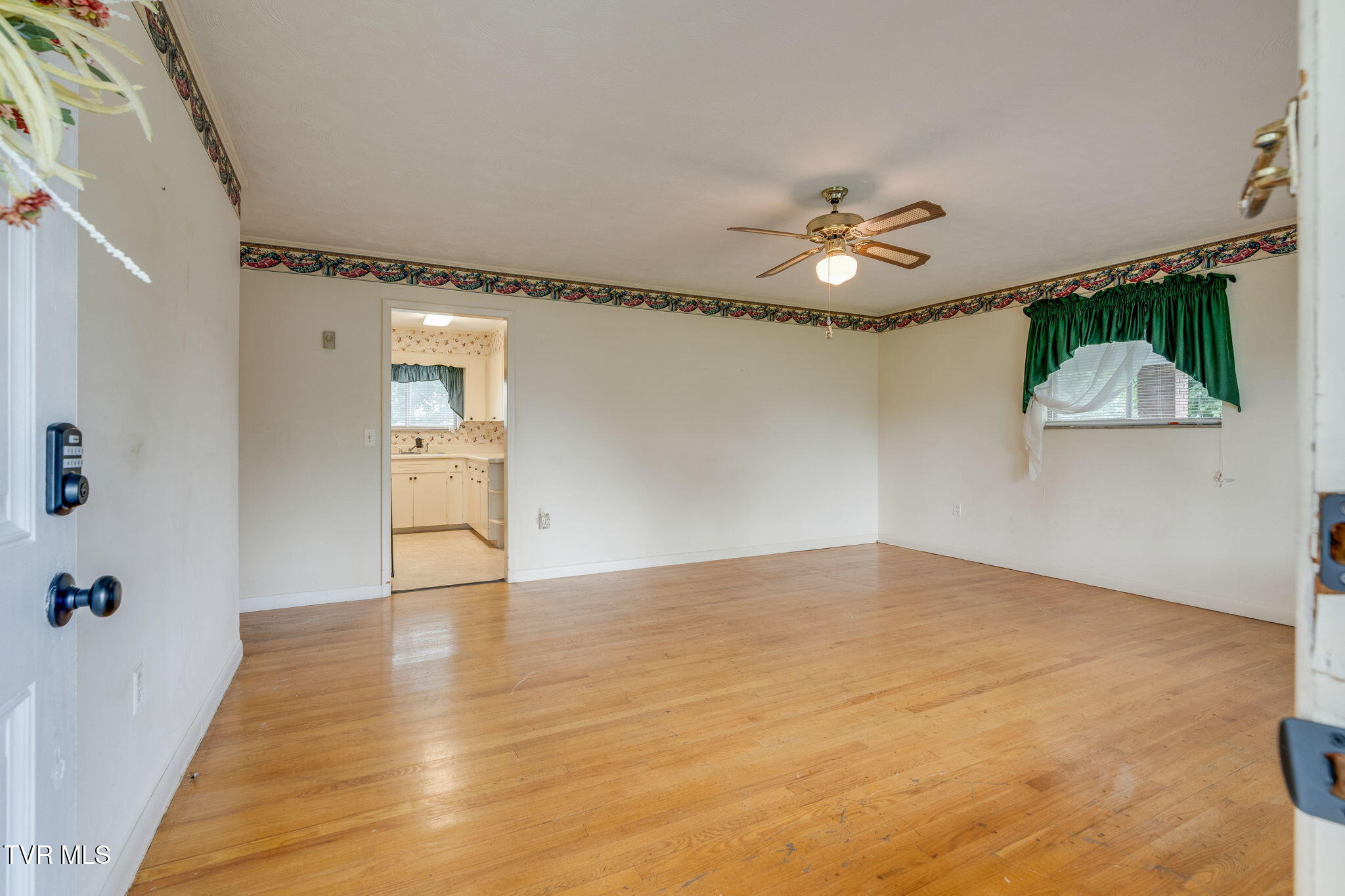 619 East Barton Ridge Road Greeneville, TN 37745 - Photo 6 of 40 005