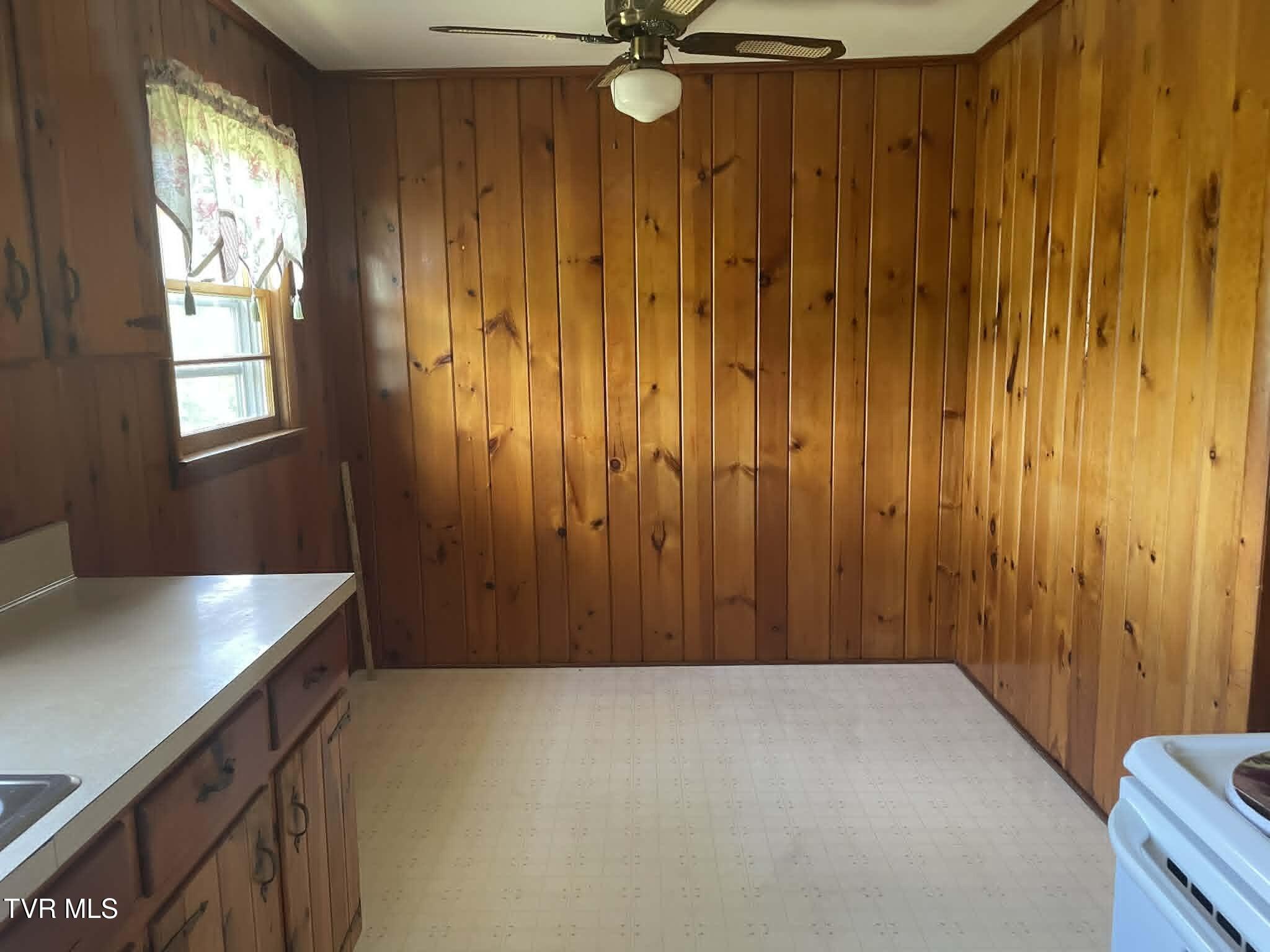 237 Bullock Hollow Road Bristol, TN 37620 - Photo 7 of 10 7897ae5e-f4e1-4954-b7a3-93421026517d