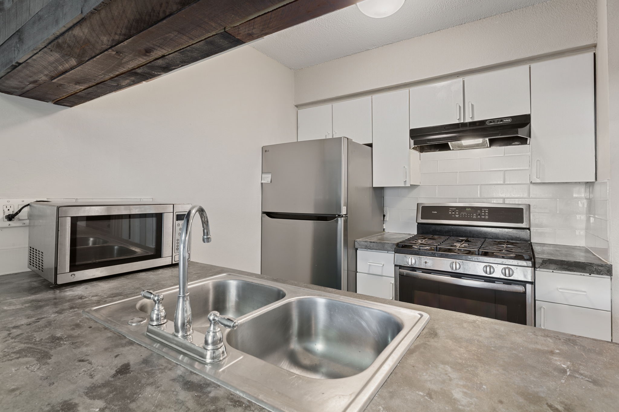 5005 Manor Road, Unit 132 Austin, TX 78723 - Photo 4 of 28 Updated kitchen featuring stainless steel appliances