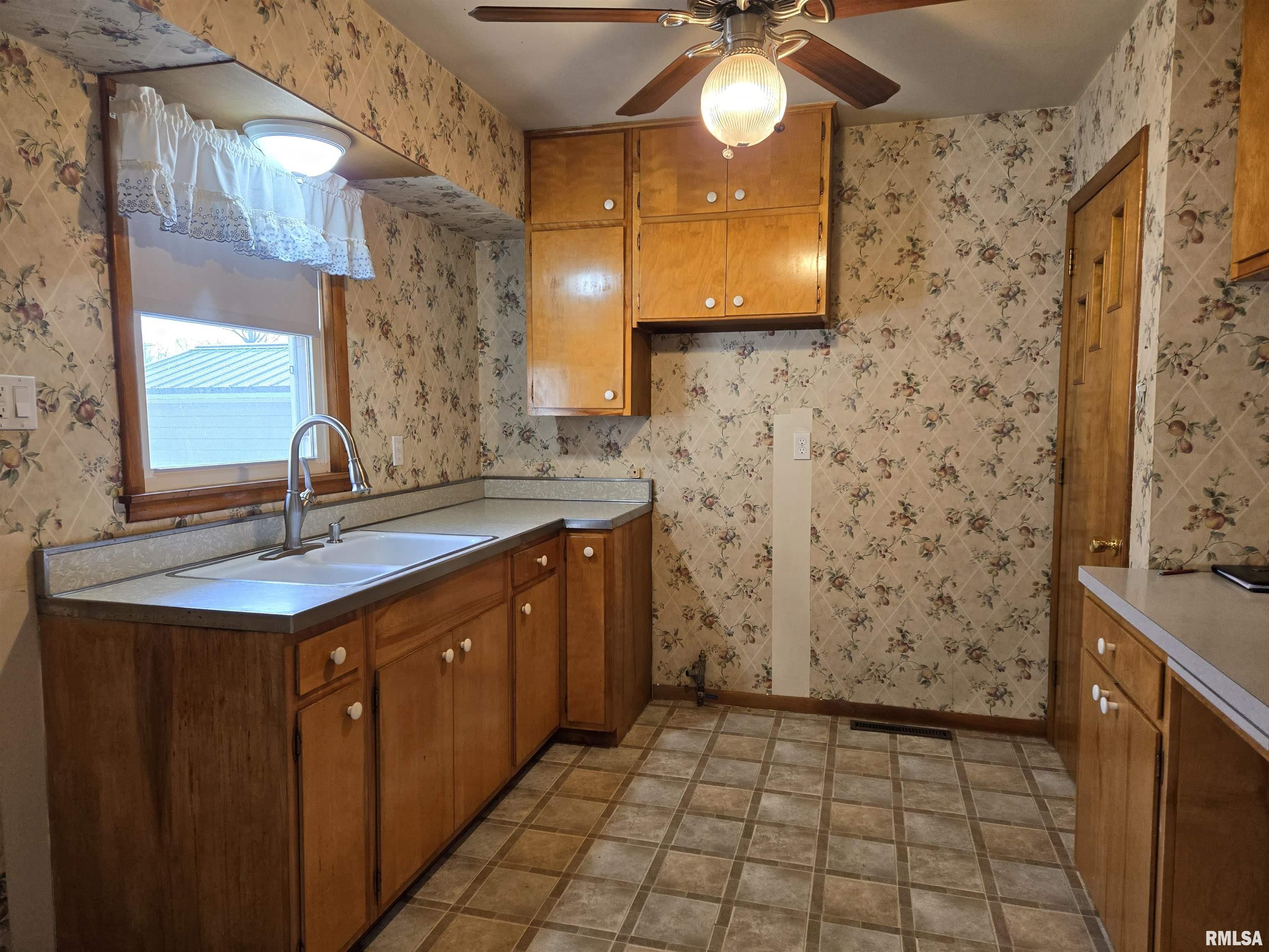 207 North 1st Street La Harpe, IL 61450 - Photo 11 of 24