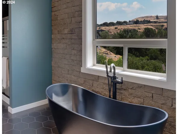 $575,000 | 112 Southshore Avenue, The Dalles, OR 97058