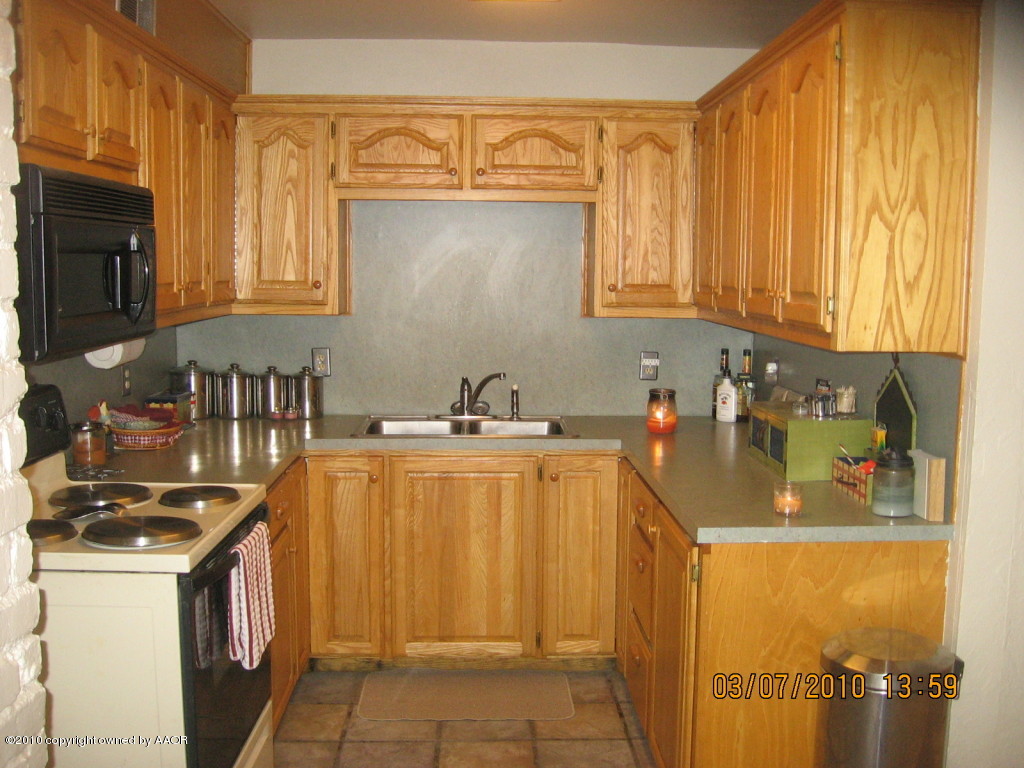 4401 Crockett Street Amarillo, TX 79110 - Photo 4 of 15 a utility room with sink dryer and washer