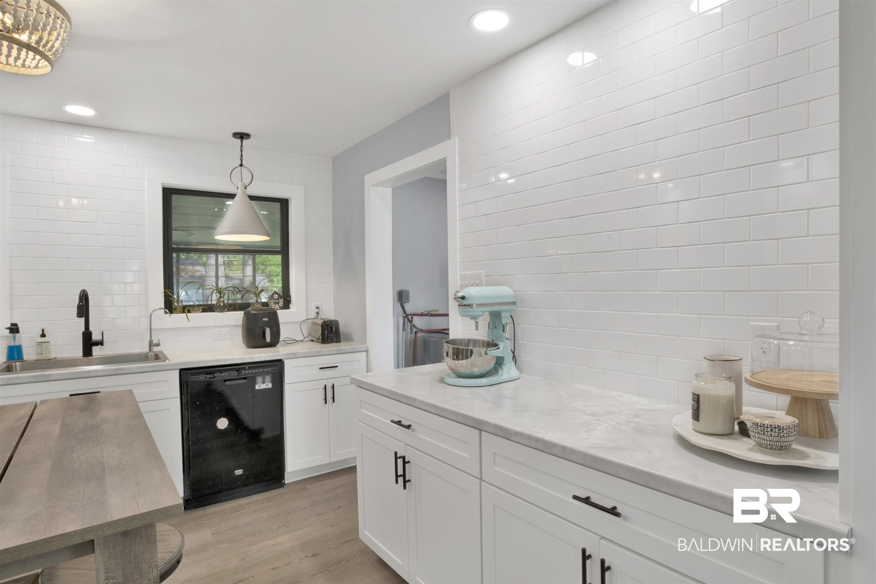 1106 North Pine Street Loxley, AL 36551 - Photo 12 of 32 Subway Tile Backsplash