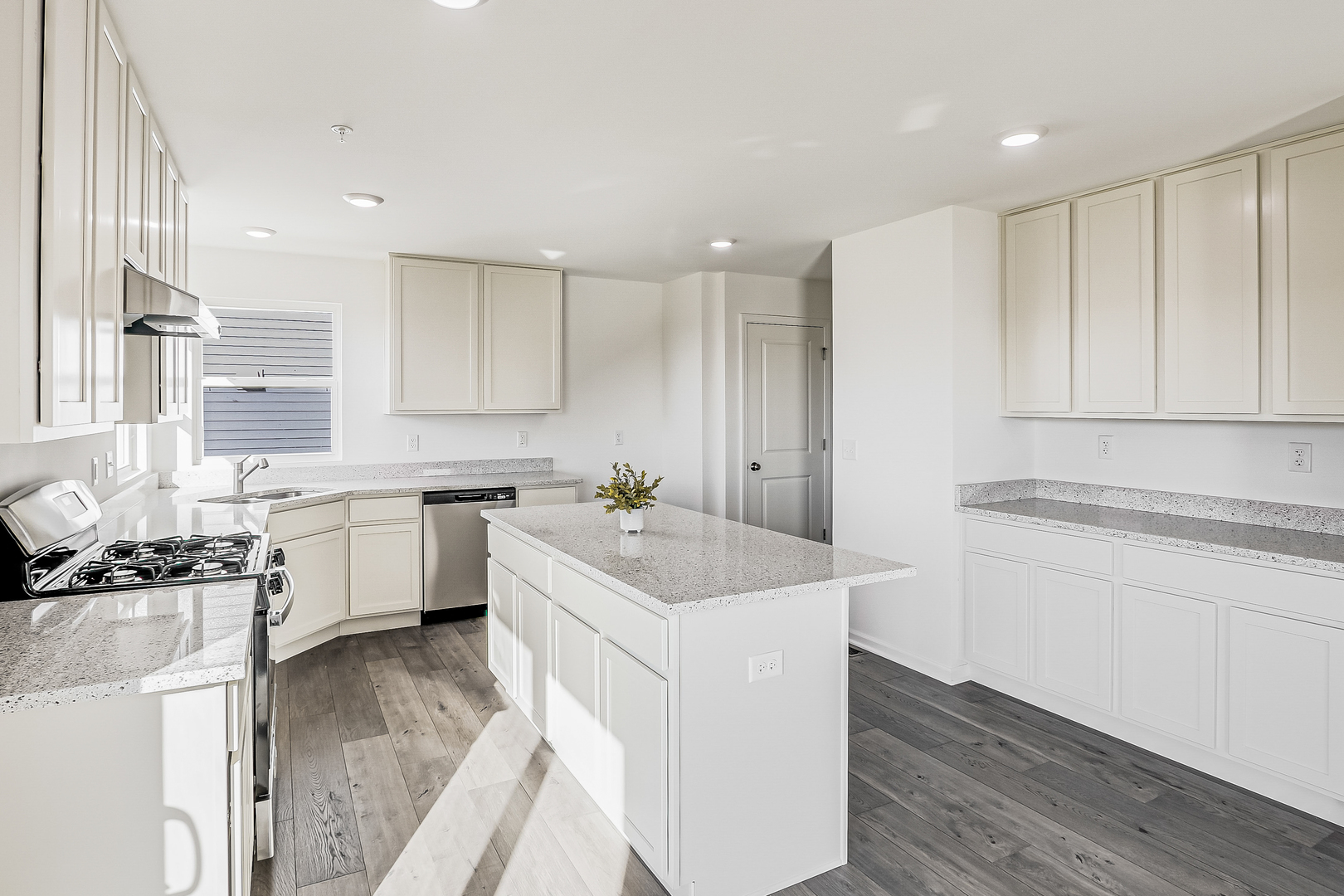 488 Endicott Road South Elgin, IL 60177 - Photo 7 of 30 a kitchen with a sink stove and cabinets