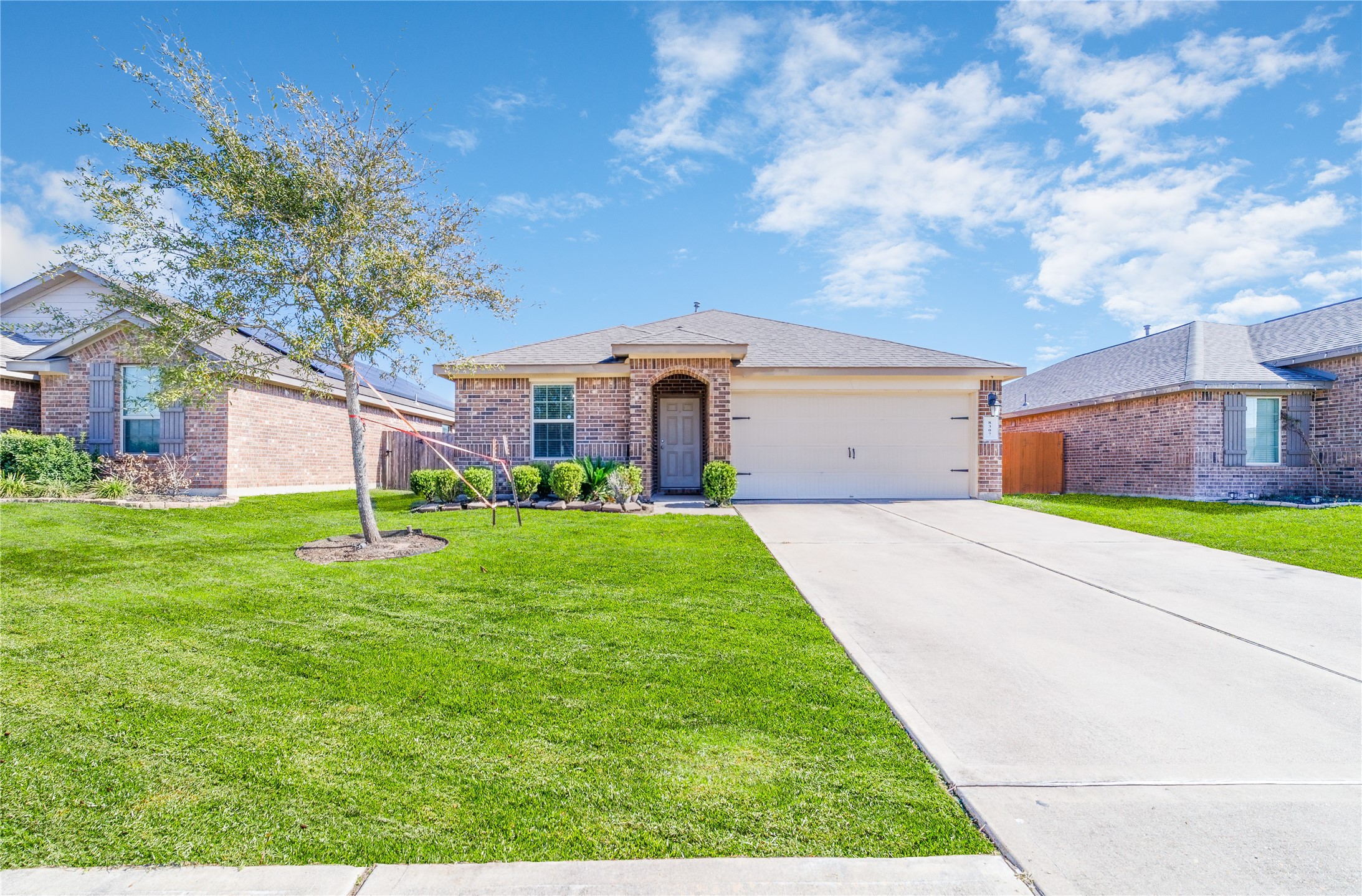 8307 Oakleaf Meadow Court Rosharon, TX 77583 - Photo 2 of 39 a front view of house with yard