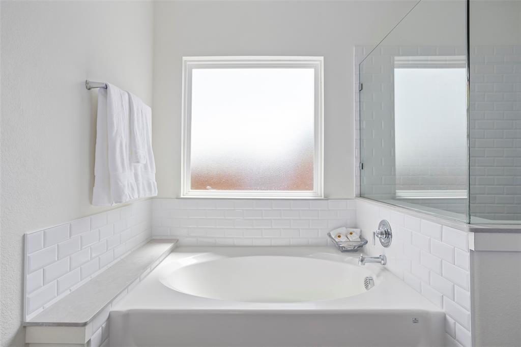 204 Cliff Court Godley, TX 76044 - Photo 17 of 27 a bathroom with bathtub and window