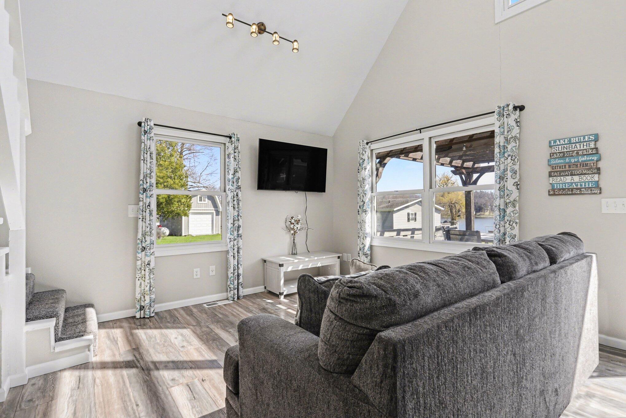 2743 Hemlock Road Quincy, MI 49082 - Photo 8 of 28 1 house living rm