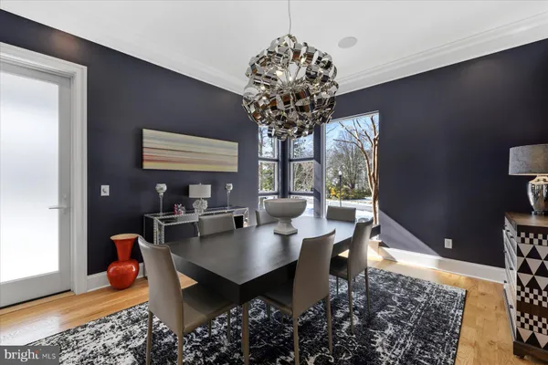 a en suite bathroom with a double vanity sink and a mirror