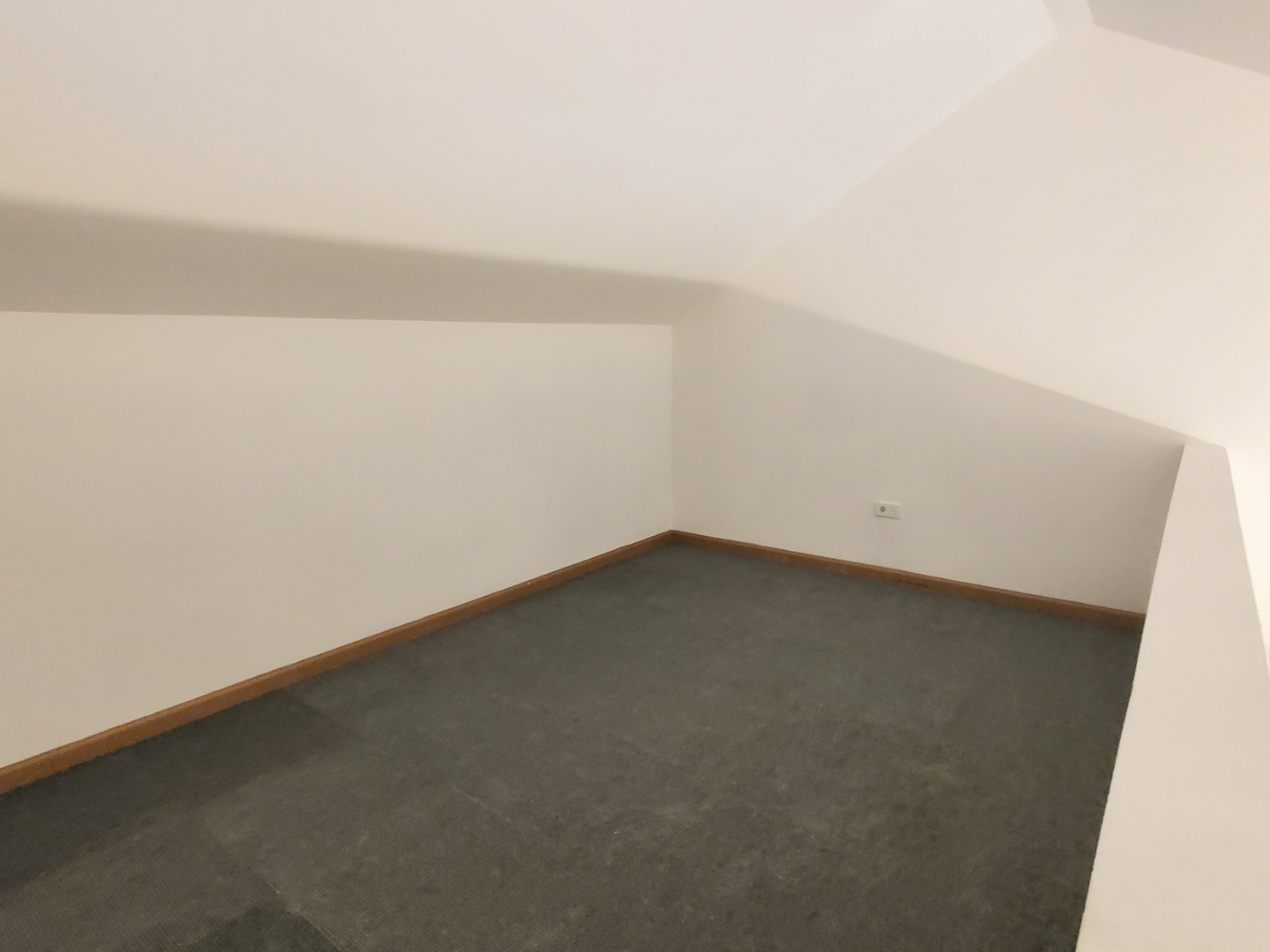 19212 Weber Road Mokena, IL 60448 - Photo 11 of 24 an empty room with an entryway