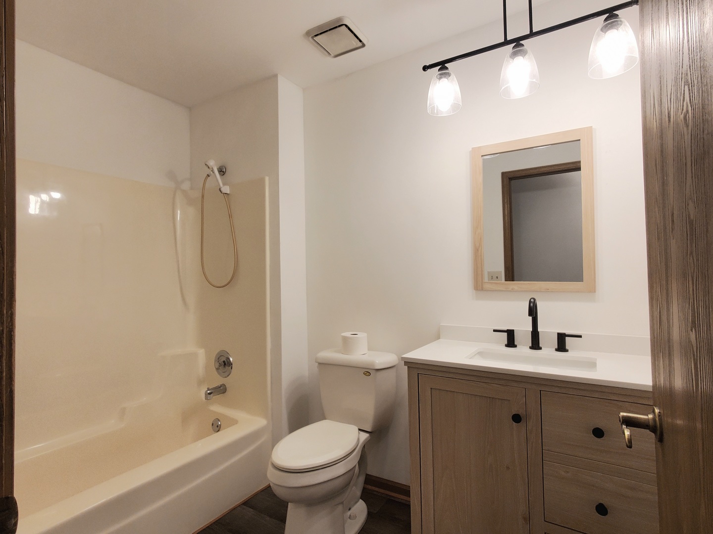 19212 Weber Road Mokena, IL 60448 - Photo 14 of 24 a bathroom with a sink toilet and shower