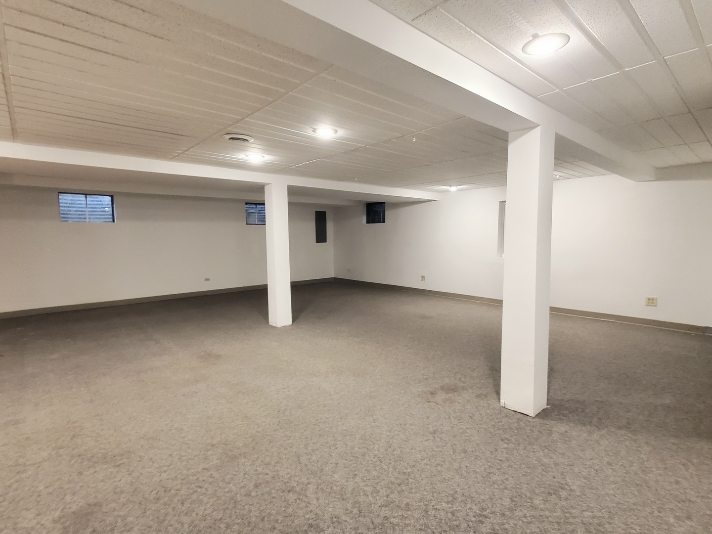 19212 Weber Road Mokena, IL 60448 - Photo 16 of 24 an empty room with windows