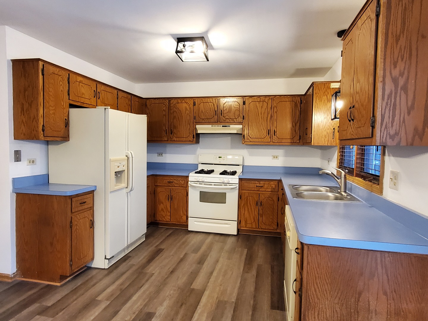 19212 Weber Road Mokena, IL 60448 - Photo 2 of 24 a kitchen with a stove a sink and a refrigerator