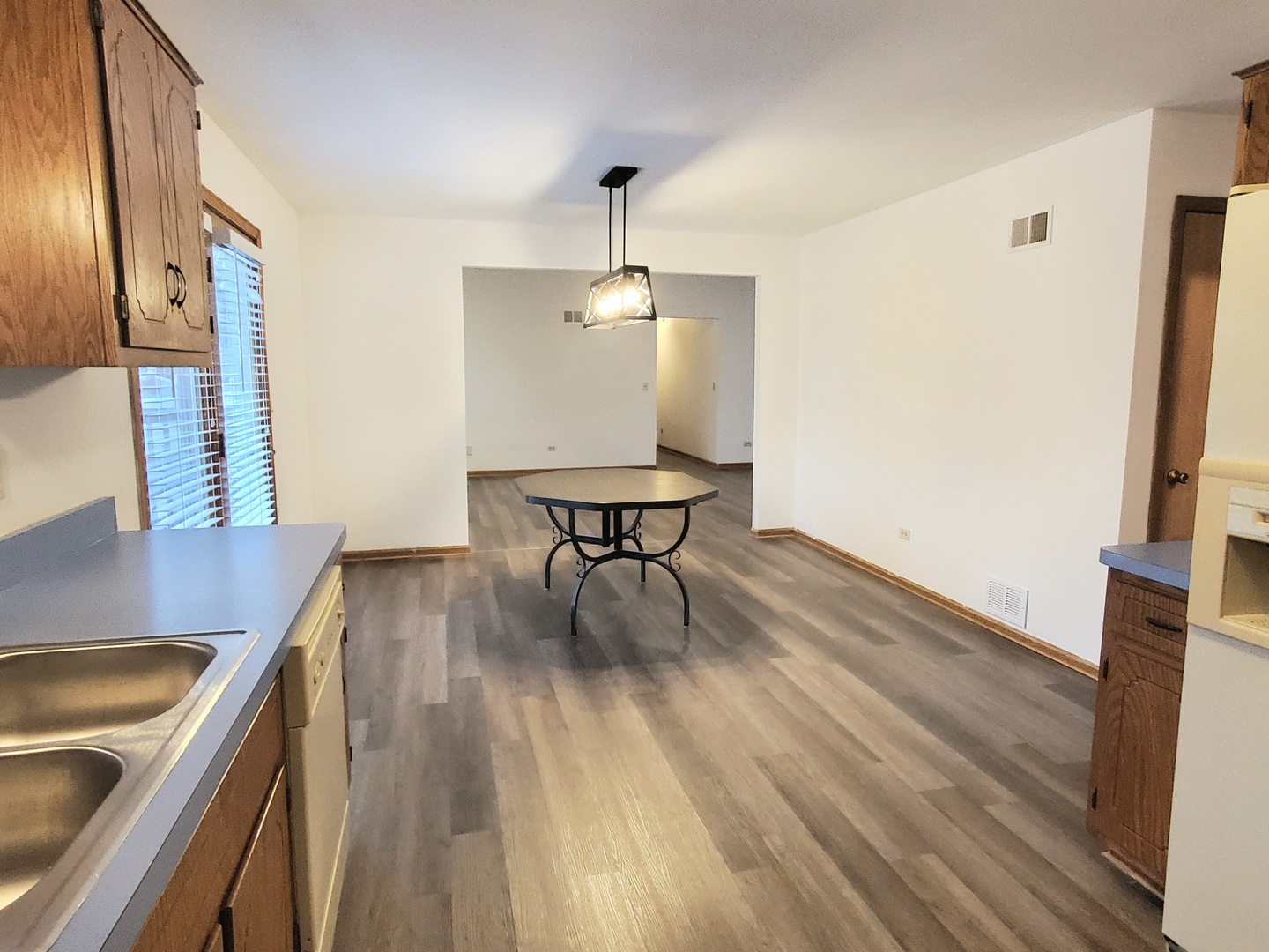 19212 Weber Road Mokena, IL 60448 - Photo 4 of 24 a living room with furniture and a wooden floor