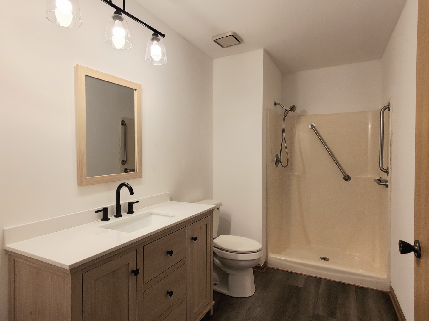 19212 Weber Road Mokena, IL 60448 - Photo 9 of 24 a bathroom with a sink a toilet and shower