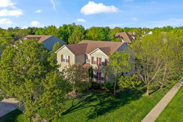 a view of a yard with a house