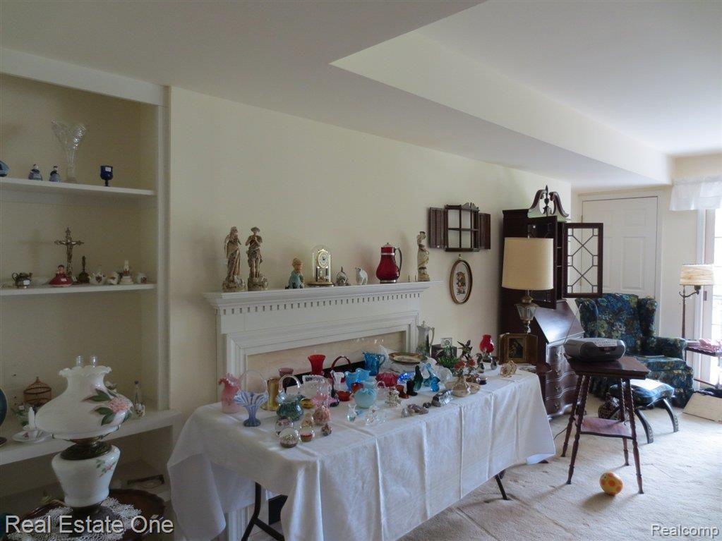 1675 Huntington Park, Unit 5 Rochester, MI 48309 - Photo 10 of 14 FIREPLACE/BUILTINS