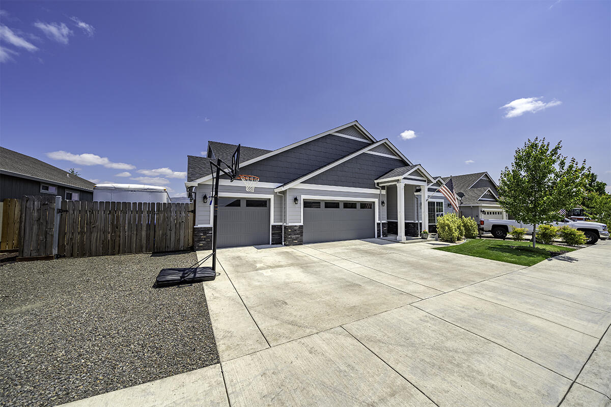 116 Linton Way Eagle Point, OR 97524 - Photo 3 of 32 DSC06166-HDR-Edit