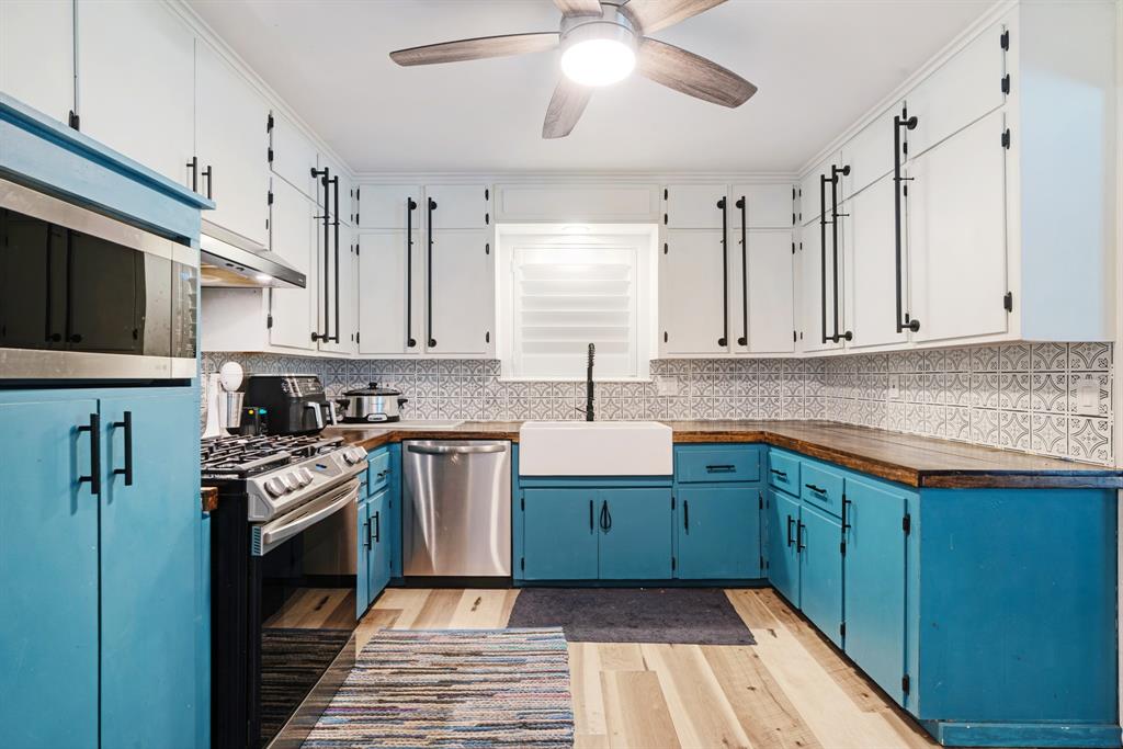 1070 Cardinal Lane Paris, TX 75460 - Photo 5 of 20 a kitchen with stainless steel appliances granite countertop a stove and a sink