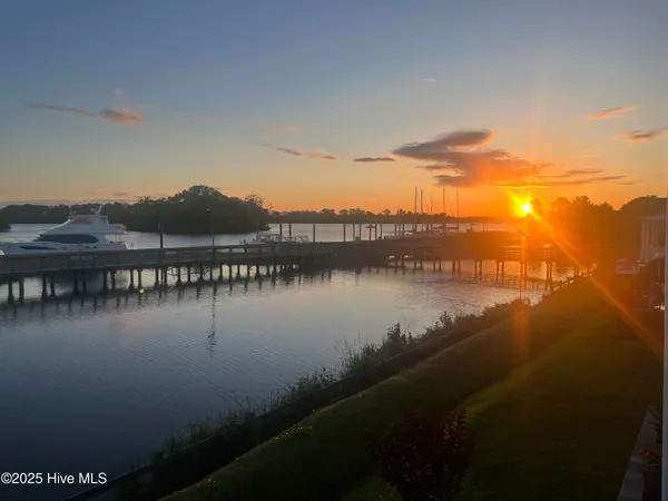 $1,075,000 | 301 Moss Way, Washington, NC 27889