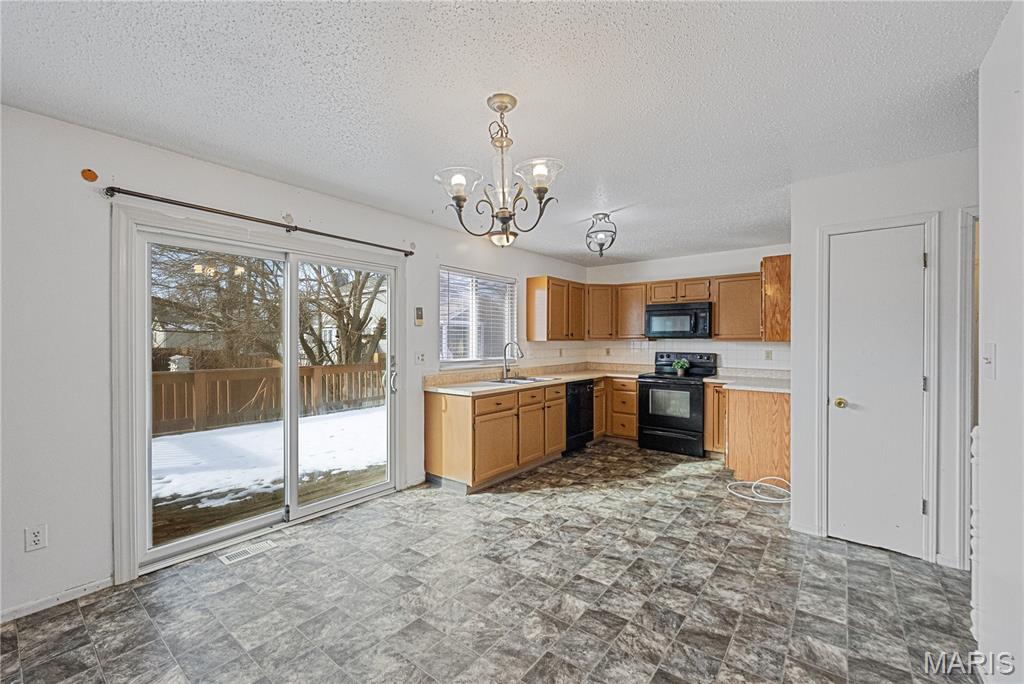 548 Rancho Lane Florissant, MO 63031 - Photo 8 of 33