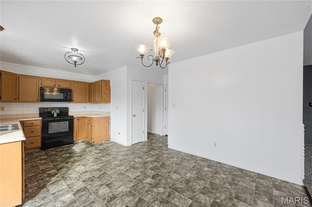 548 Rancho Lane Florissant, MO 63031 - Photo 9 of 33