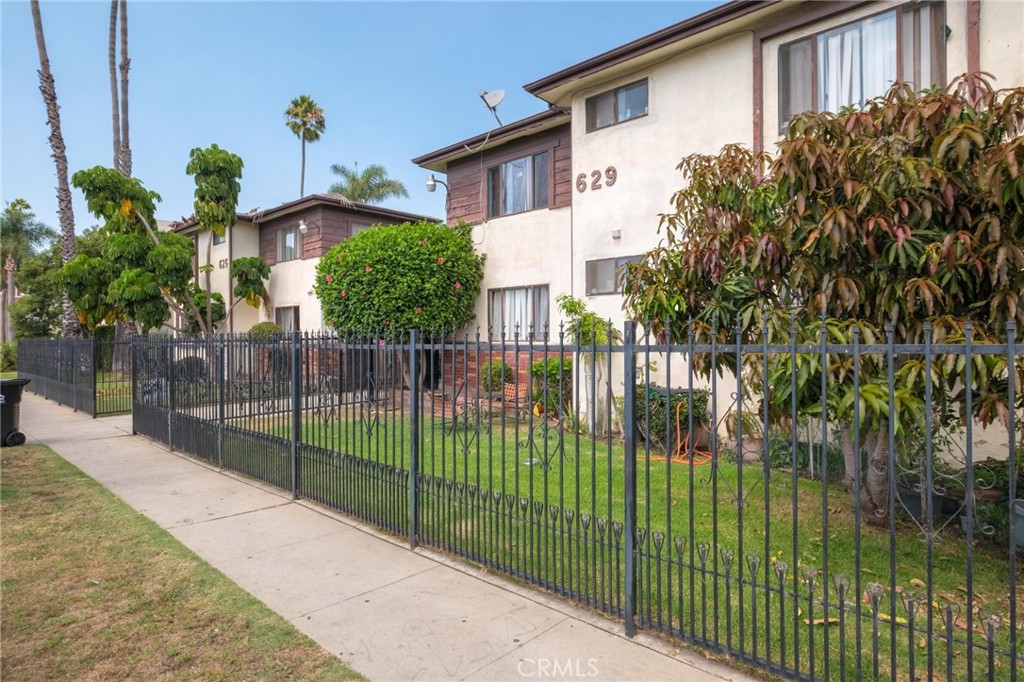 625 East 99th Street Inglewood, CA 90301 - Photo 19 of 50 a view of backyard from deck