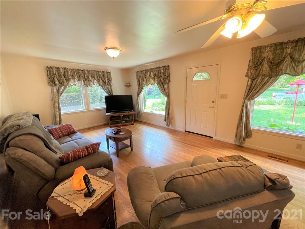 700 Loop Road Hendersonville, NC 28792 - Photo 2 of 16 Gallery Image 2