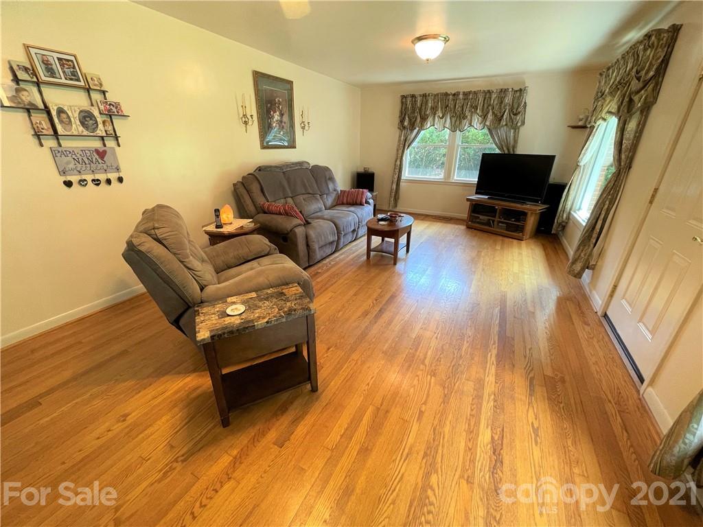700 Loop Road Hendersonville, NC 28792 - Photo 4 of 16 Gallery Image 4
