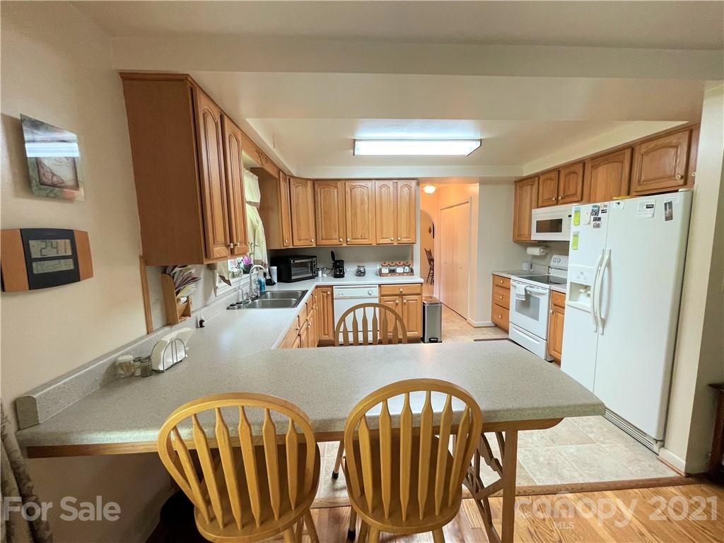 700 Loop Road Hendersonville, NC 28792 - Photo 5 of 16 Gallery Image 5