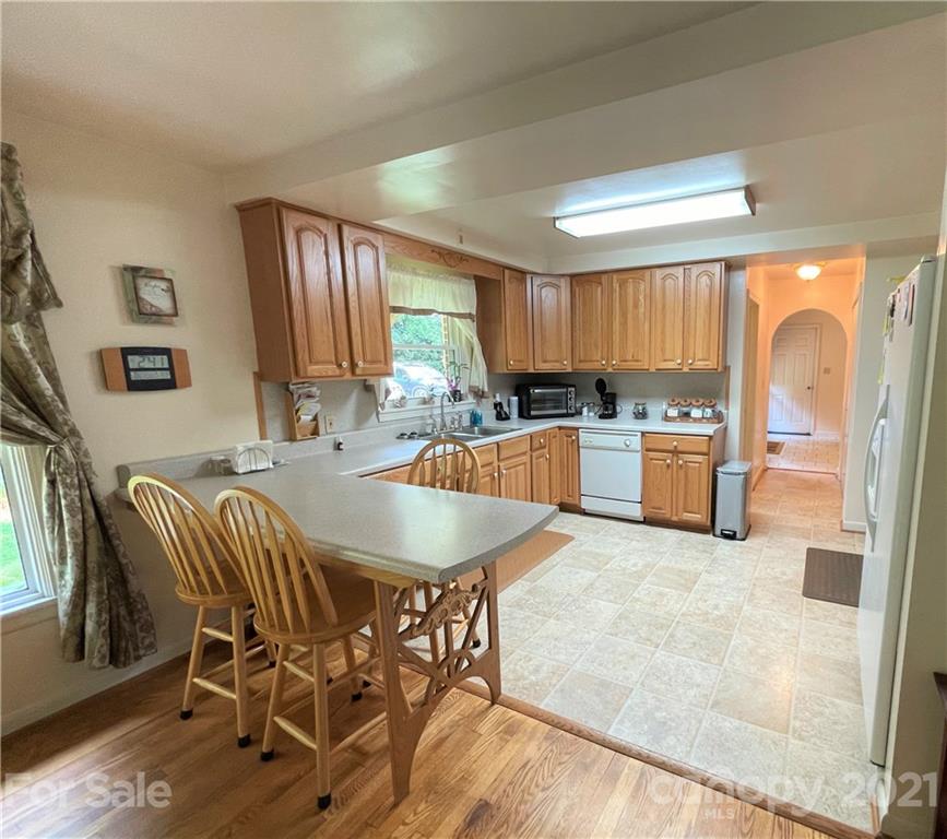 700 Loop Road Hendersonville, NC 28792 - Photo 6 of 16 Gallery Image 6