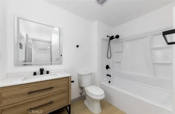 $1,800 | 10 West Trafford Street, Long Beach, CA 90805