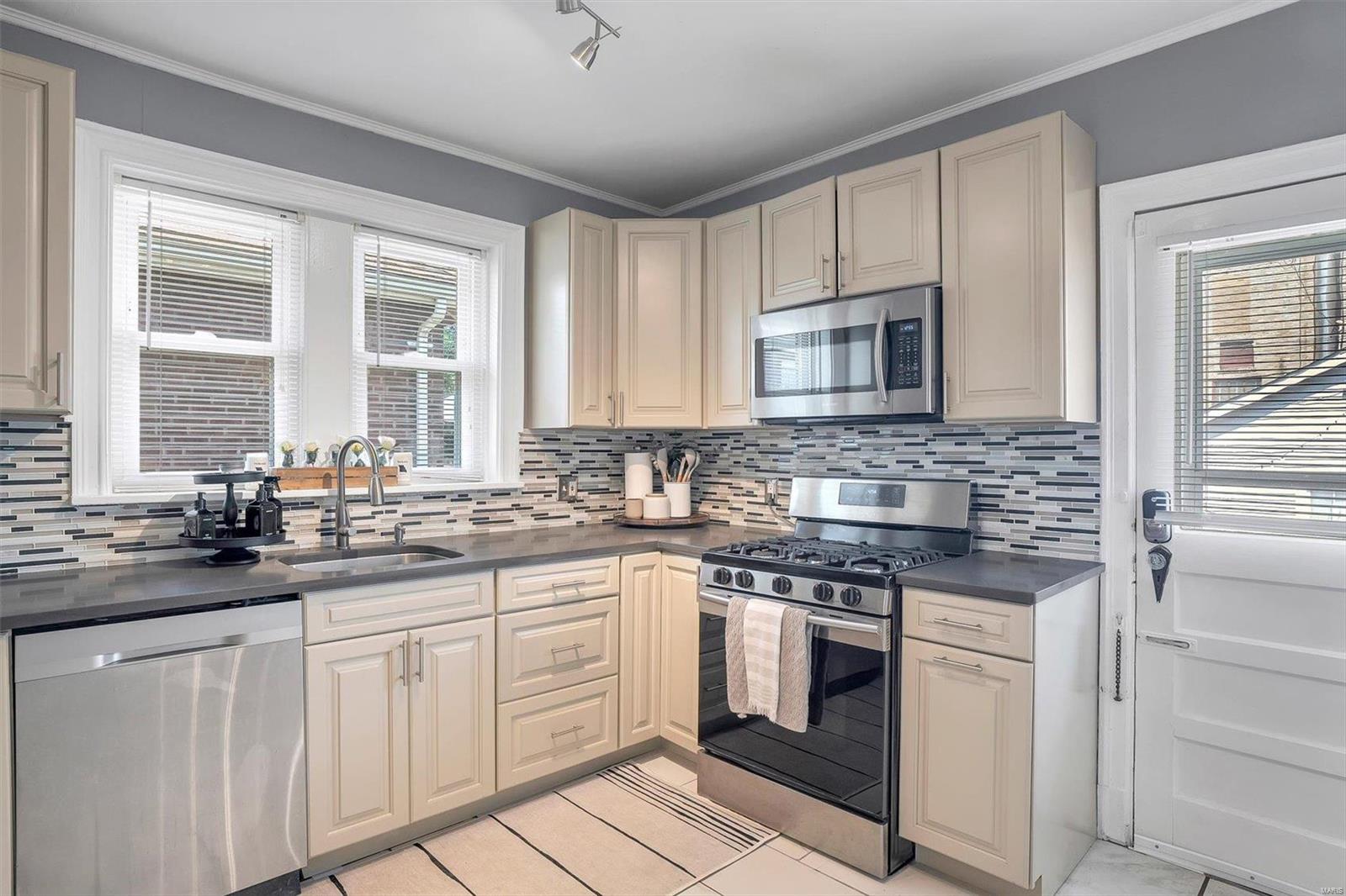 5525 Rosa Avenue St. Louis, MO 63109 - Photo 14 of 30 Gallery Image 14