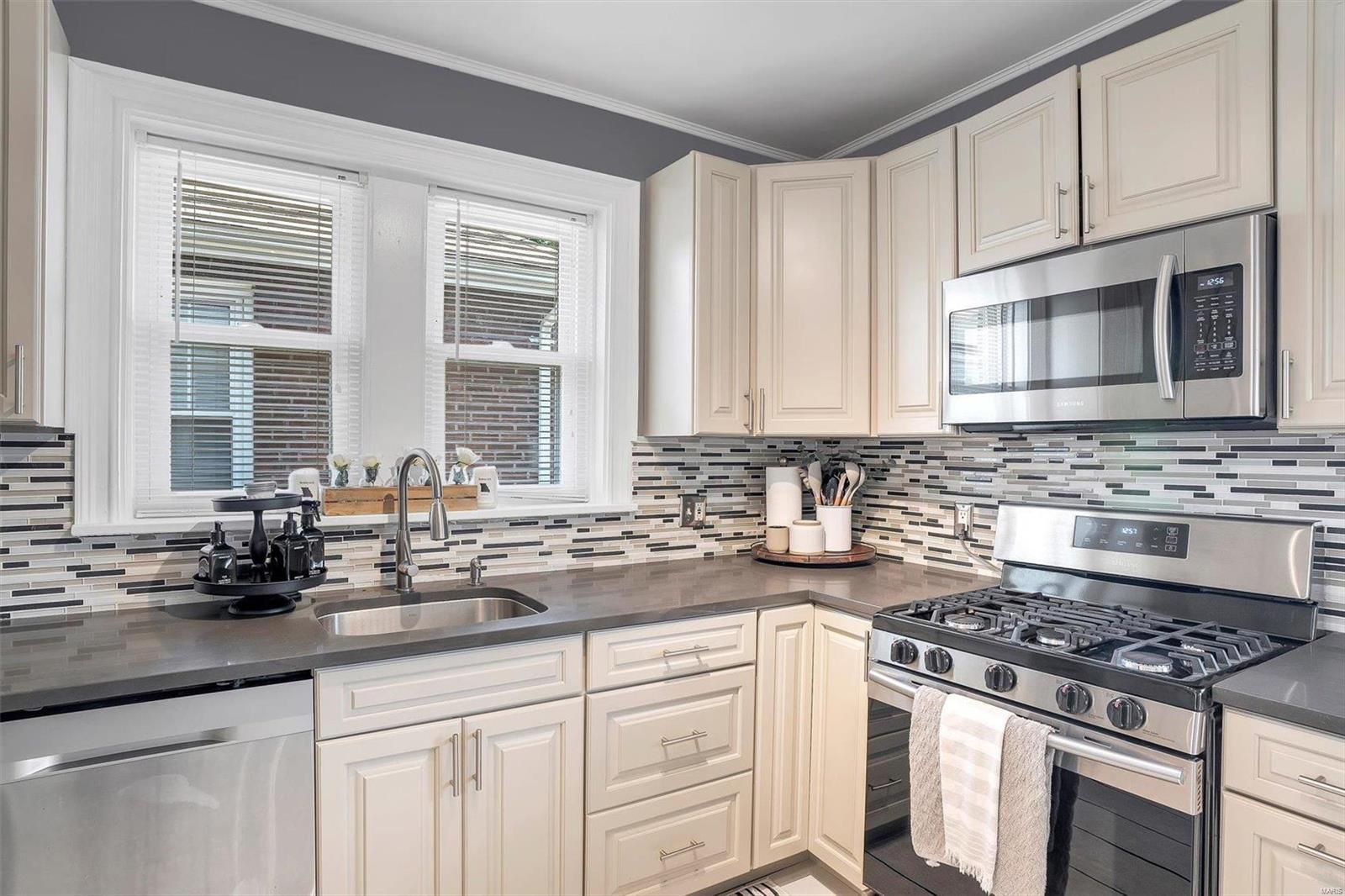 5525 Rosa Avenue St. Louis, MO 63109 - Photo 15 of 30 Gallery Image 15