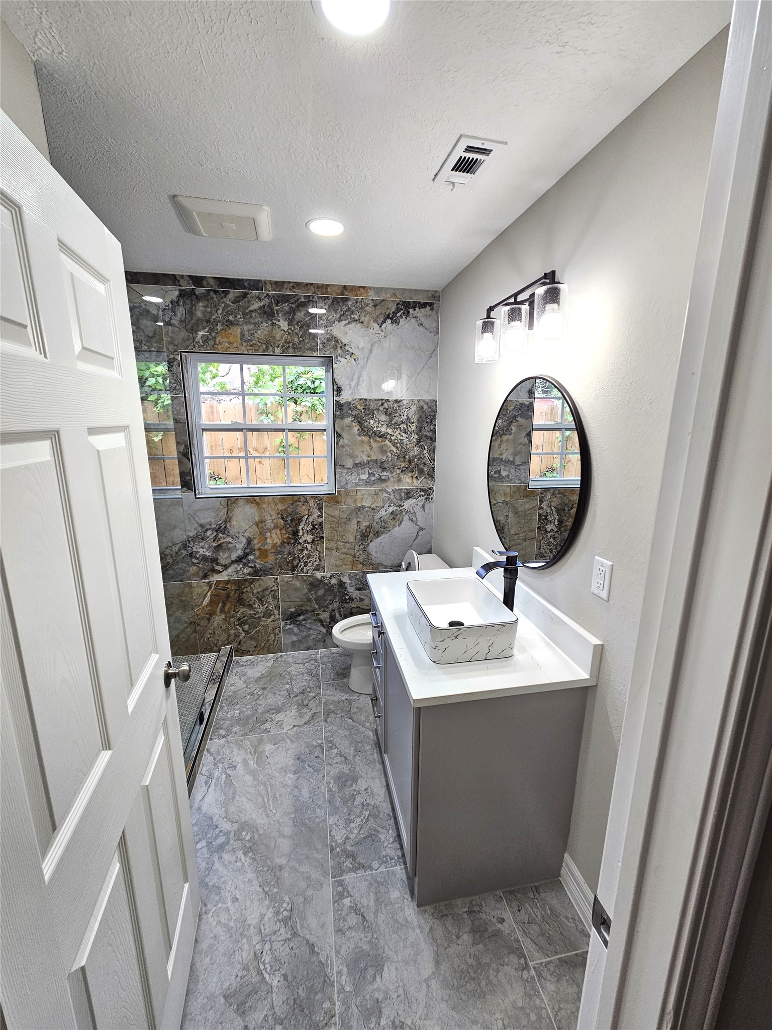 417 Melbourne Street Houston, TX 77022 - Photo 8 of 10