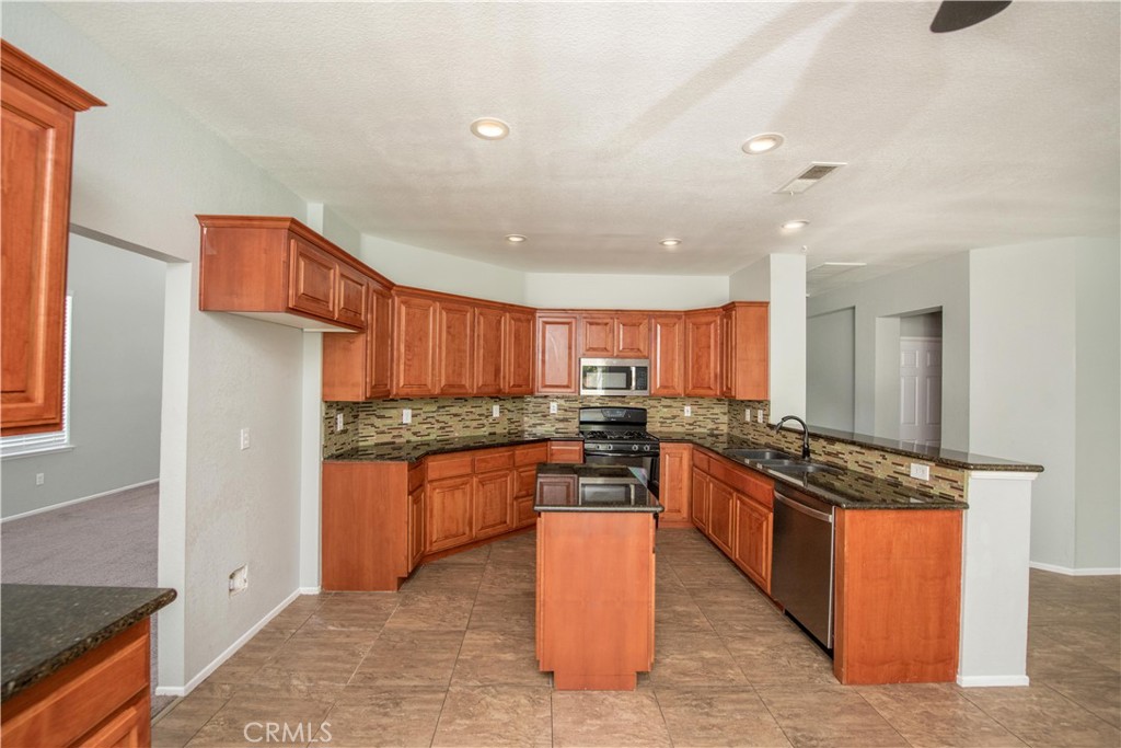 3134 Ranier Street Corona, CA 92881 - Photo 10 of 41 Gallery Image 10