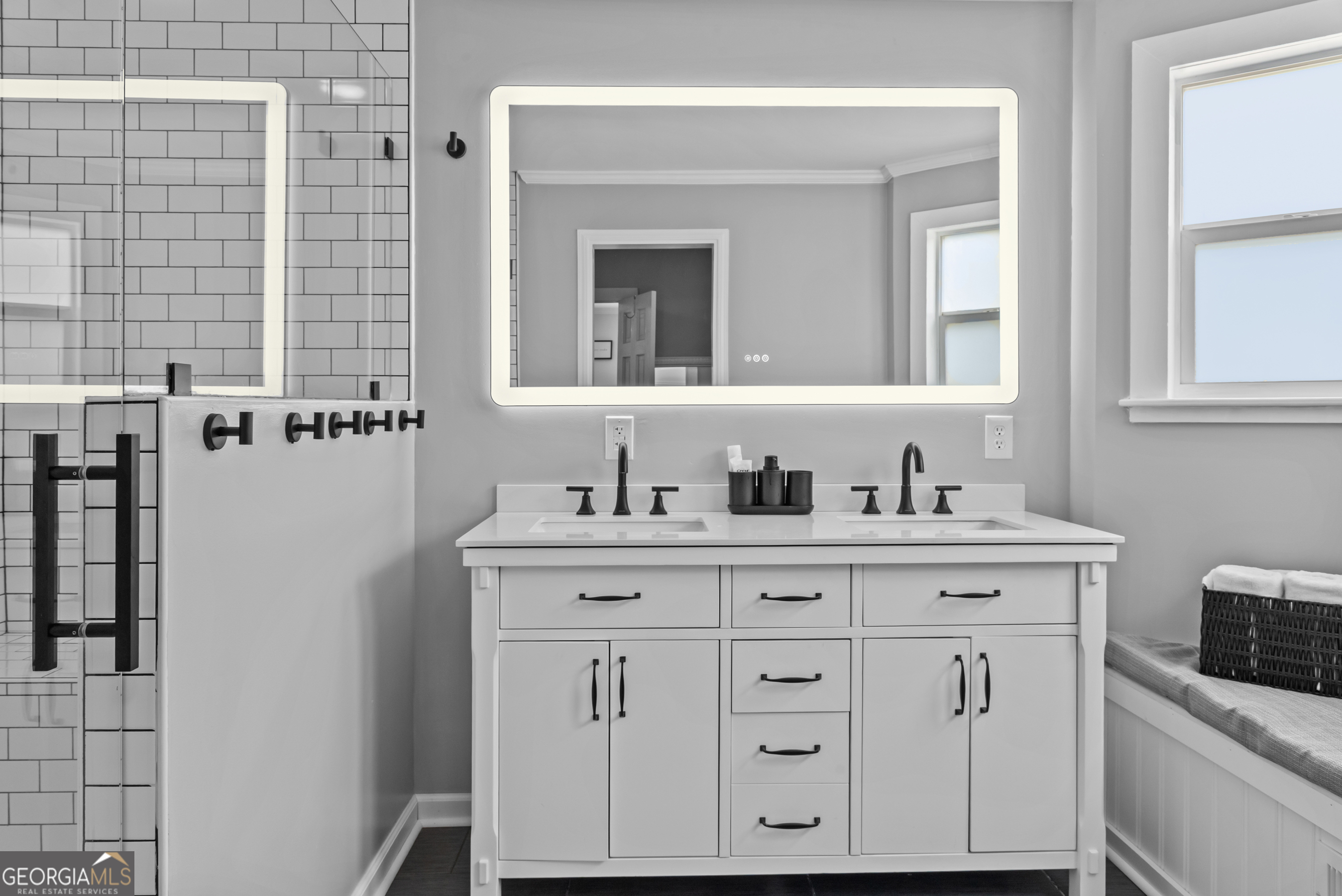 991 Crawford Street Madison, GA 30650 - Photo 11 of 25 a bathroom with a sink and a mirror