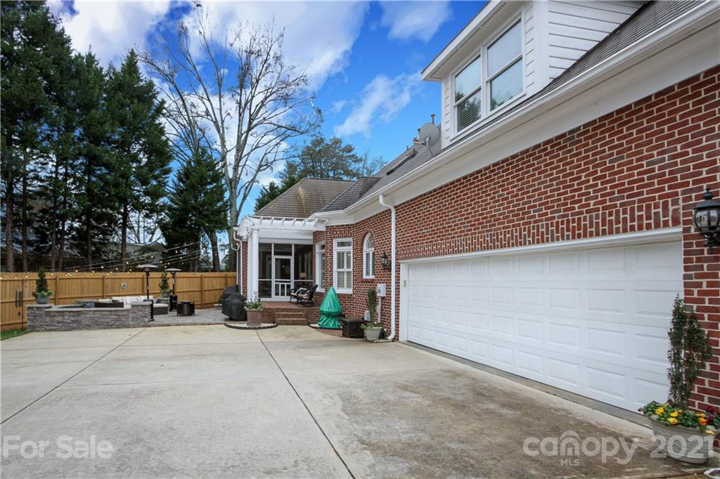 2125 South Wendover Road Charlotte, NC 28211 - Photo 39 of 48 a view of the street with houses