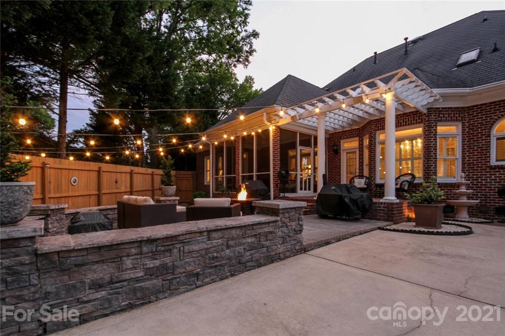 2125 South Wendover Road Charlotte, NC 28211 - Photo 48 of 48 a view of a chairs and tables in the patio