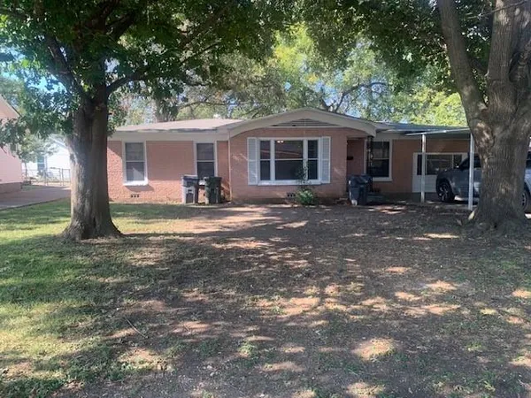 a view of a house with backyard and a tree