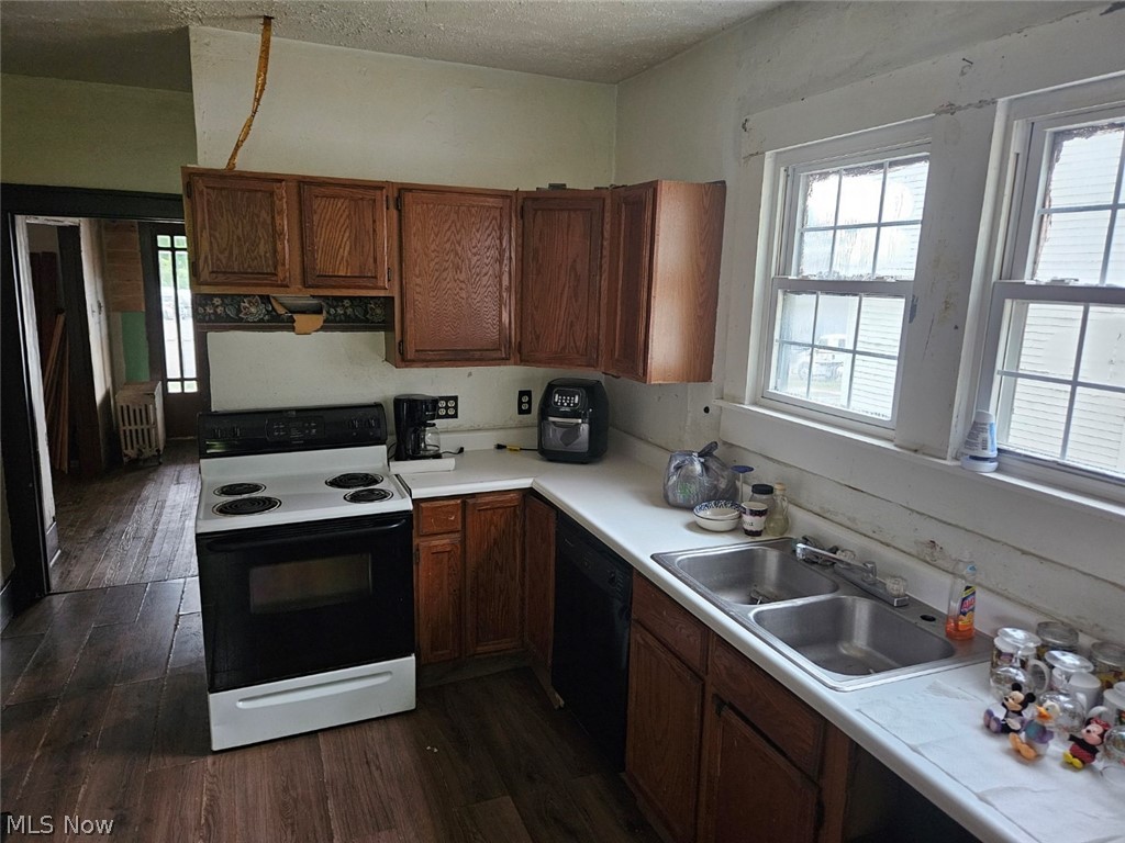 445 Cove Road Weirton, WV 26062 - Photo 4 of 22 Kitchen with electric stove and sink