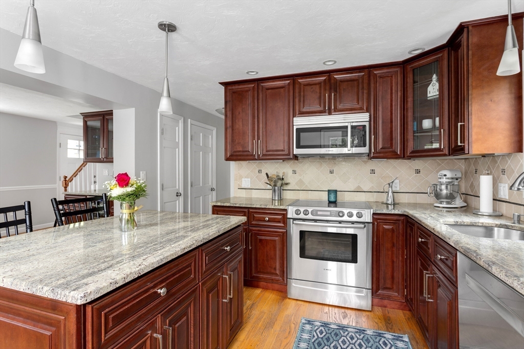 194 Crossfield Road Franklin, MA 02038 - Photo 3 of 41 Gallery Image 3