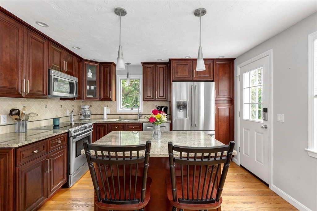 194 Crossfield Road Franklin, MA 02038 - Photo 4 of 41 Gallery Image 4
