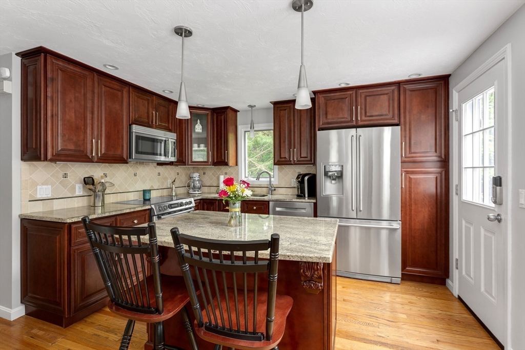 194 Crossfield Road Franklin, MA 02038 - Photo 9 of 41 Gallery Image 9