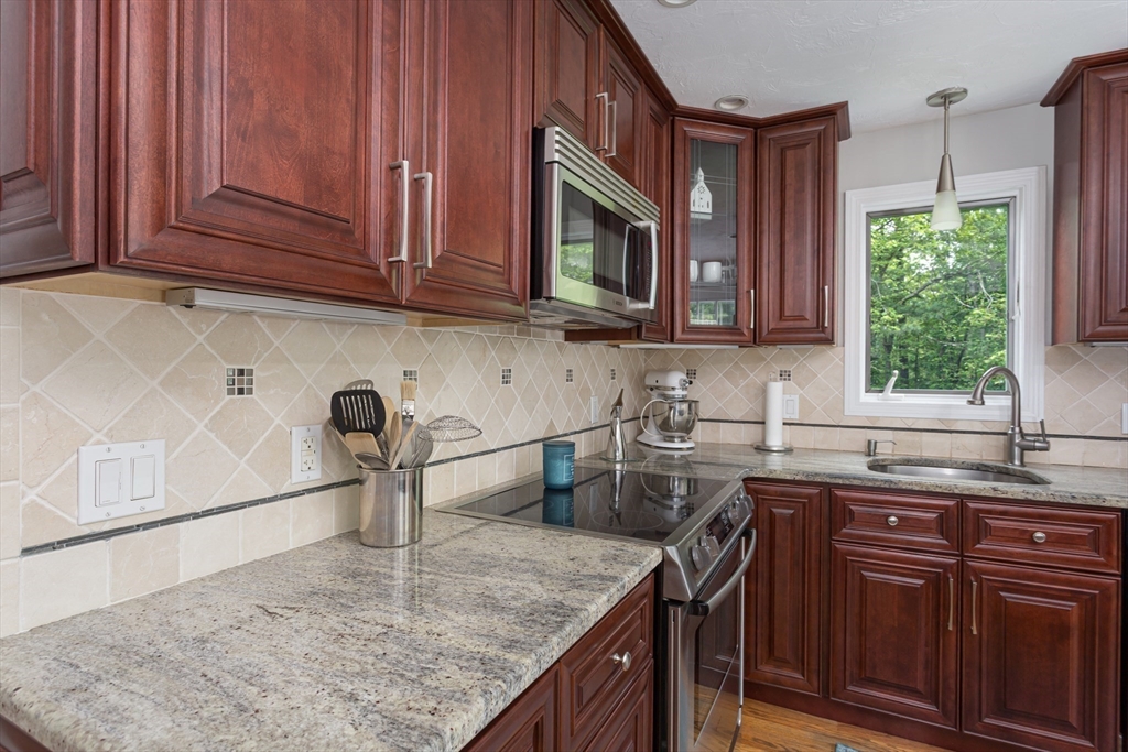 194 Crossfield Road Franklin, MA 02038 - Photo 10 of 41 Gallery Image 10