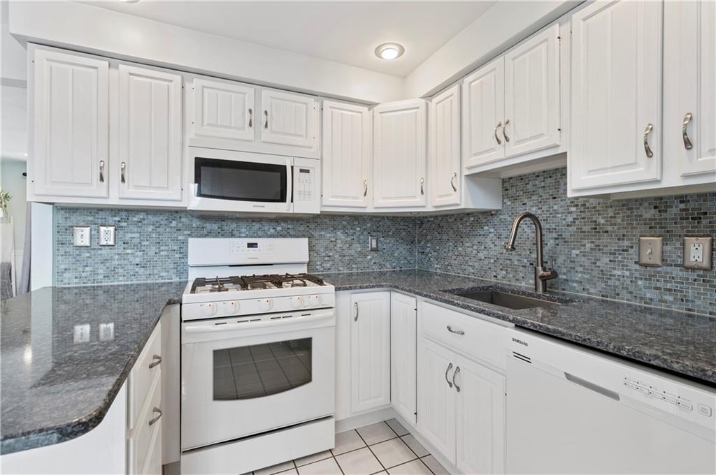 10 Rolling Road Cranberry Township, PA 16066 - Photo 11 of 39 The chef in your home will delight in the included gas stove, microwave, deluxe dishwasher, & undermount sink with stylish and functional upgraded brushed nickel faucet.