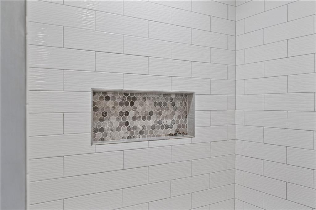 10 Rolling Road Cranberry Township, PA 16066 - Photo 20 of 39 A closeup of the tiled surround and built in tiled shelf in the hall bath.