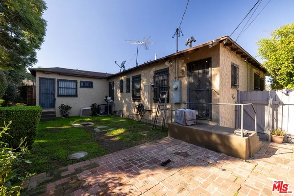 a view of a house with backyard and porch